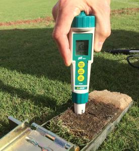 The Direct Soil pH Pen being used with the Mascaro Profile Sampler 